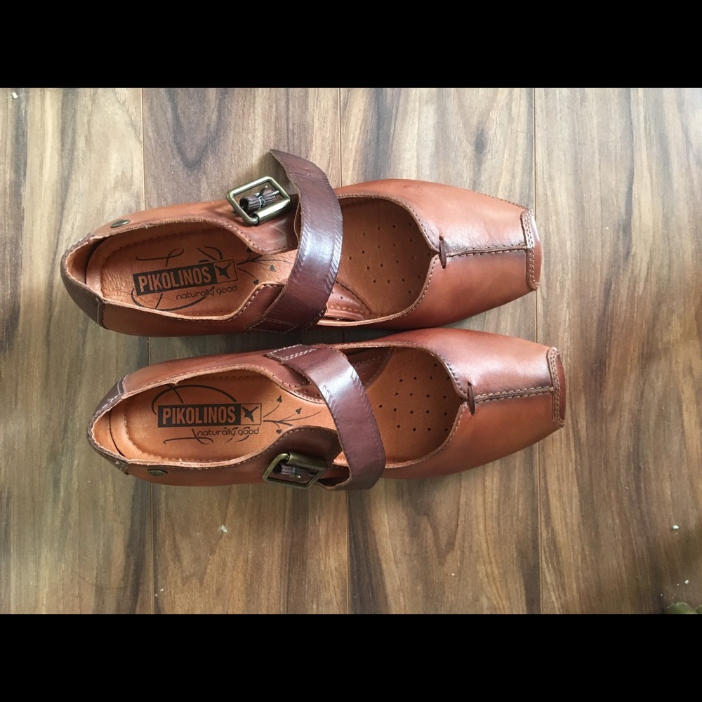 Pikolinos leather maryjanes.